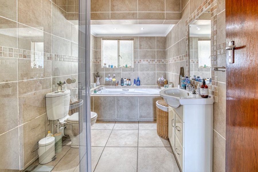 3 Bedroom Property for Sale in Sunnyridge Eastern Cape